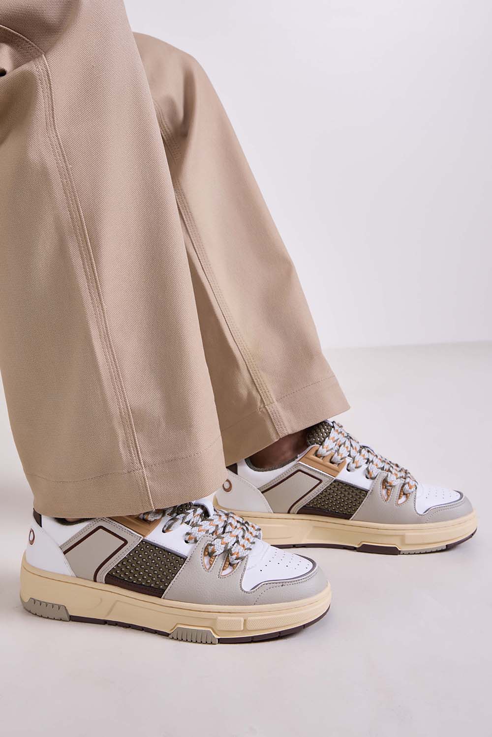 תמונת כל הלוק של סניקרס